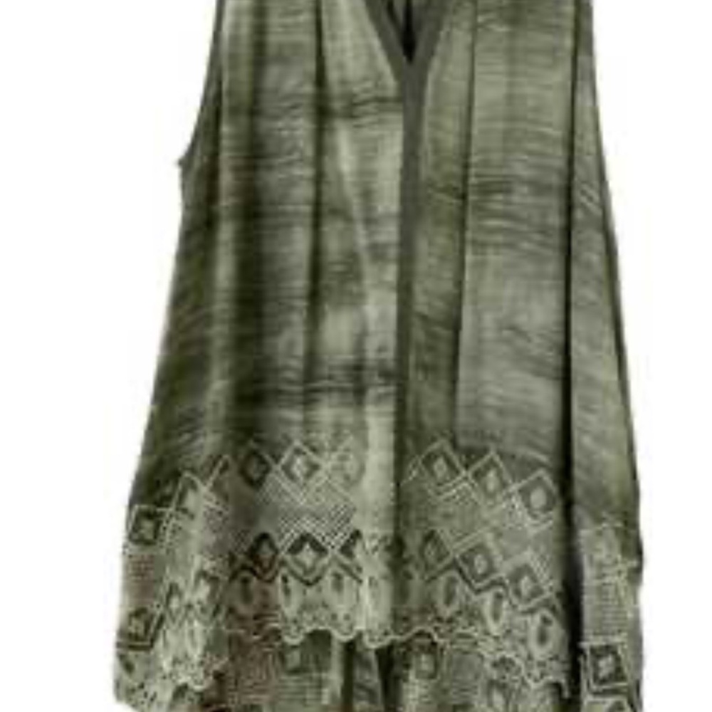 Gimmicks by BKE Olive Sleeveless Blouse